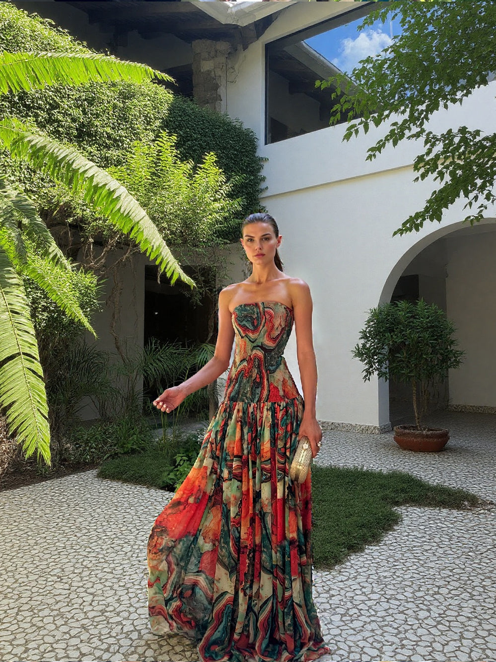 Vestido maxi elegante con escote cruzado y estampado abstracto