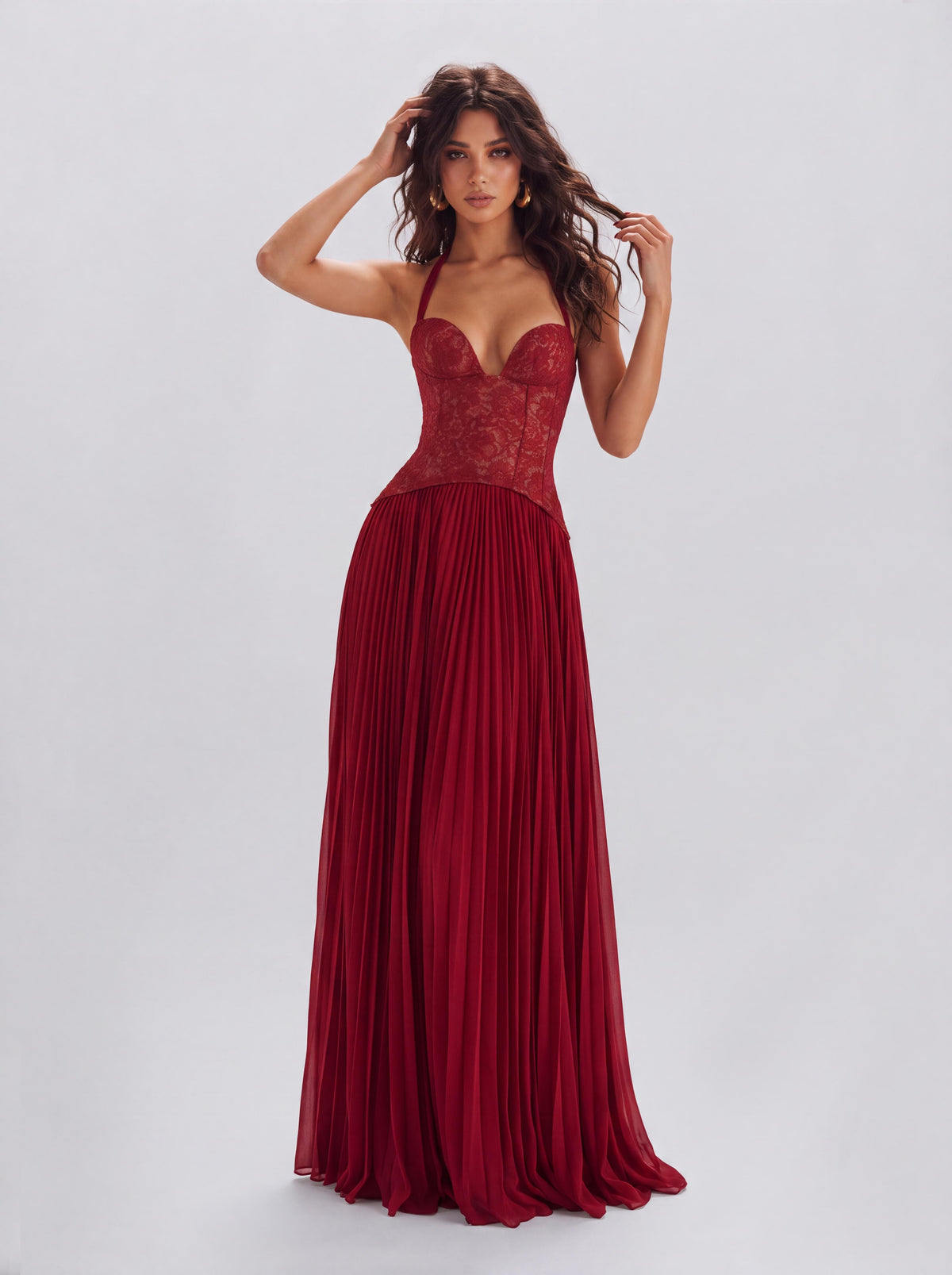 Vestido largo de fiesta con escote barco de encaje y pliegues