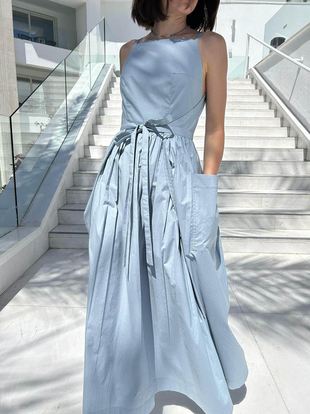 Vestido chaleco único con abertura lateral, cordones y bolsillos