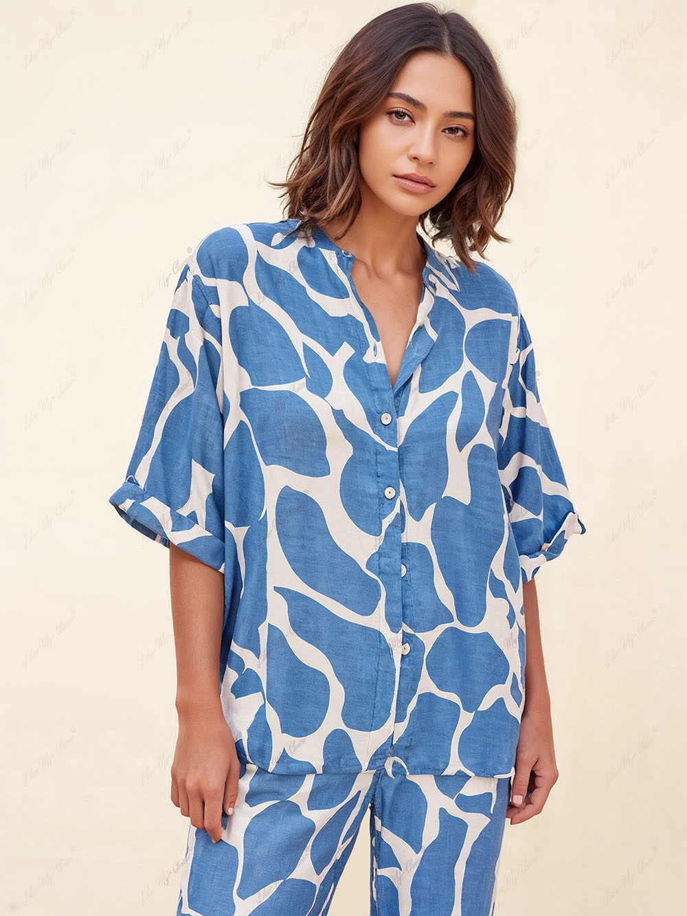 Camisa larga azul e branca com padrão às riscas e estampado