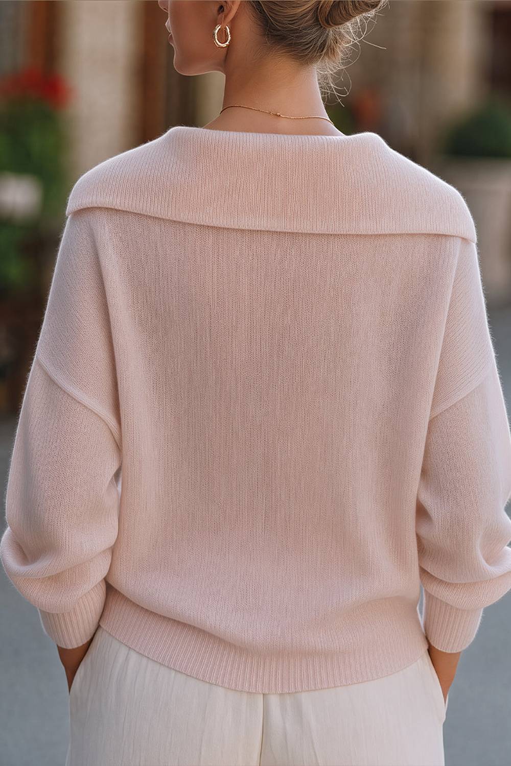 Weiter Strickpullover mit breitem Umlegekragen, V-Ausschnitt und überschnittenen Schultern