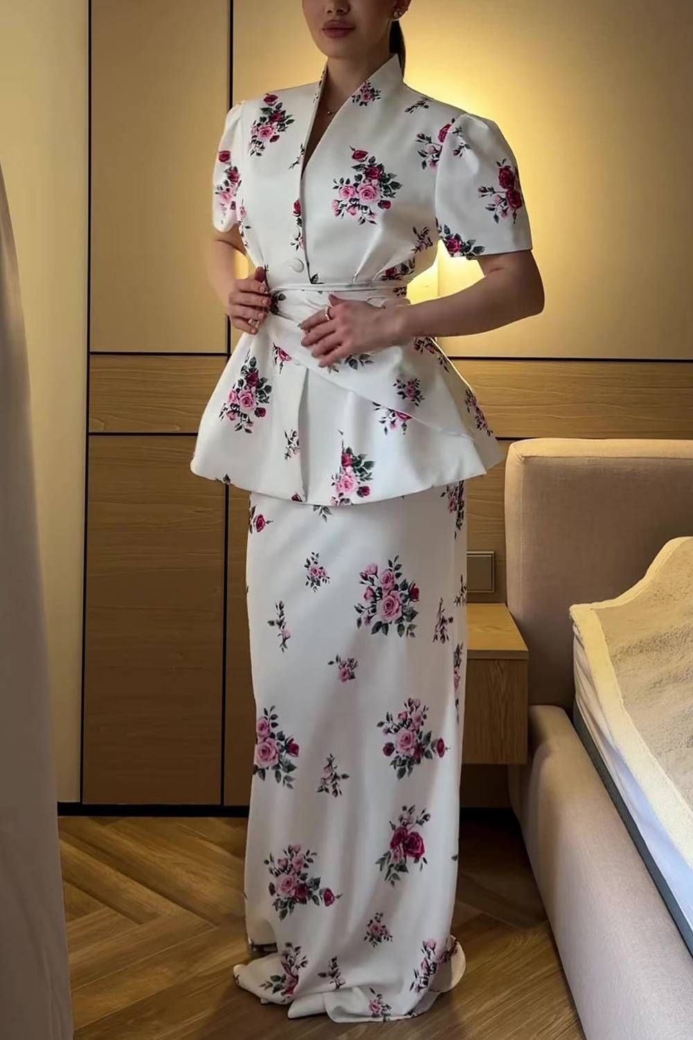 Completo due pezzi con top peplum a stampa floreale, colletto alla coreana, scollo a V con abbottonatura e maniche a sbuffo, e gonna lunga a sirena