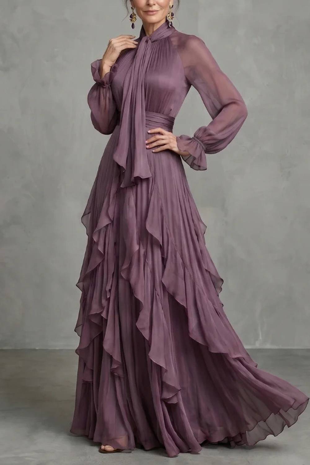 Vestido de noite maxi fluido com gola subida, laço, mangas compridas transparentes e folhos