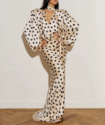 Vestido comprido de cetim com bolinhas onduladas, mangas balão, decote em V profundo e cauda