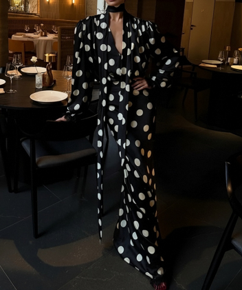 Vestido comprido de cetim com bolinhas onduladas, mangas balão, decote em V profundo e cauda
