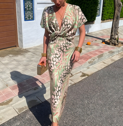 Abito midi aderente vintage in raso, con stampa Simi-Dye, scollo profondo a V e maniche corte