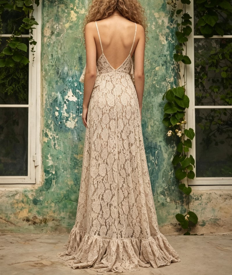 Vestido comprido de renda de estilo francês, com decote em V profundo nas costas e alças finas