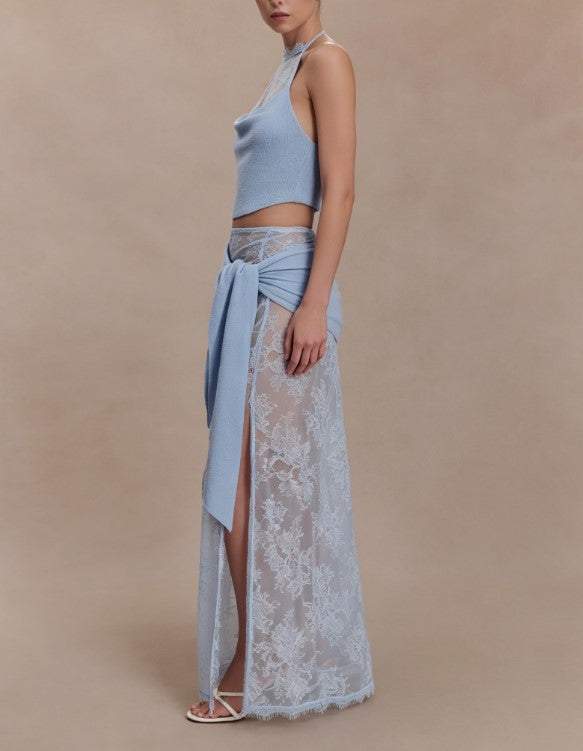 Completo a due pezzi con abito lungo azzurro in maglia con scollo in pizzo, spalline sottili, nodo avvolgente e spacco trasparente