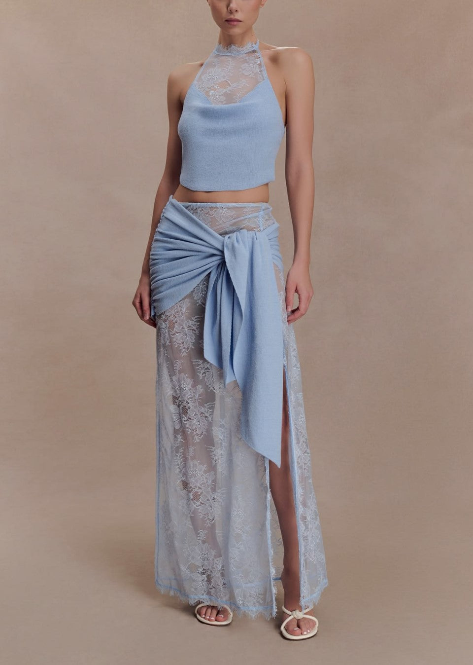 Completo a due pezzi con abito lungo azzurro in maglia con scollo in pizzo, spalline sottili, nodo avvolgente e spacco trasparente