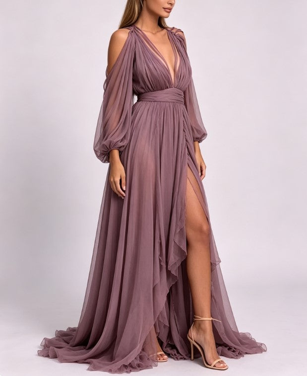 Elegantes langes Abendkleid aus Mesh mit schulterfreiem Schnitt, tiefem V-Ausschnitt, Puffärmeln, betonter Taille und hohem Schlitz