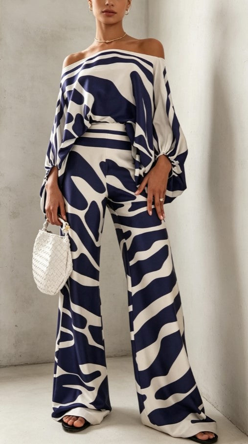 Conjunto azul-marinho de duas peças: top com estampado abstrato, ombro franzido e calças de perna larga