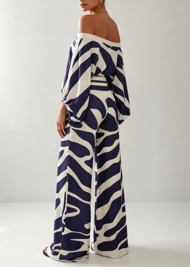 Conjunto azul-marinho de duas peças: top com estampado abstrato, ombro franzido e calças de perna larga