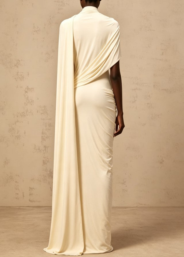 Vestido de noche largo de corte recto en color crema, con cuello simulado y drapeado retorcido