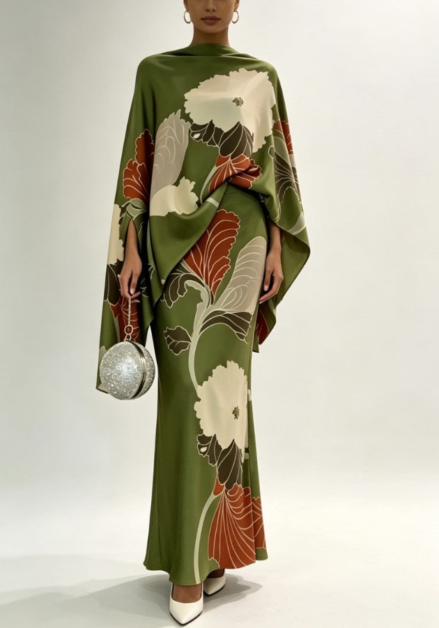 Completo vintage a due pezzi con top verde con stampa floreale, mantella e maniche ampie, e gonna lunga