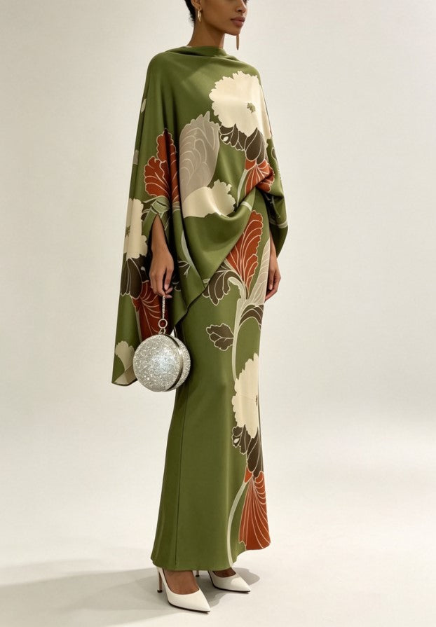 Conjunto vintage de duas peças: top verde com estampado floral e mangas largas, tipo capa, e saia comprida