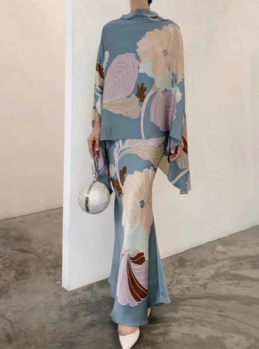 Completo due pezzi con top a mantella in raso blu a fiori e gonna a sirena
