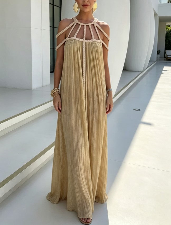 Vestido de férias comprido, com decote halter, recortes e pregas em macramé