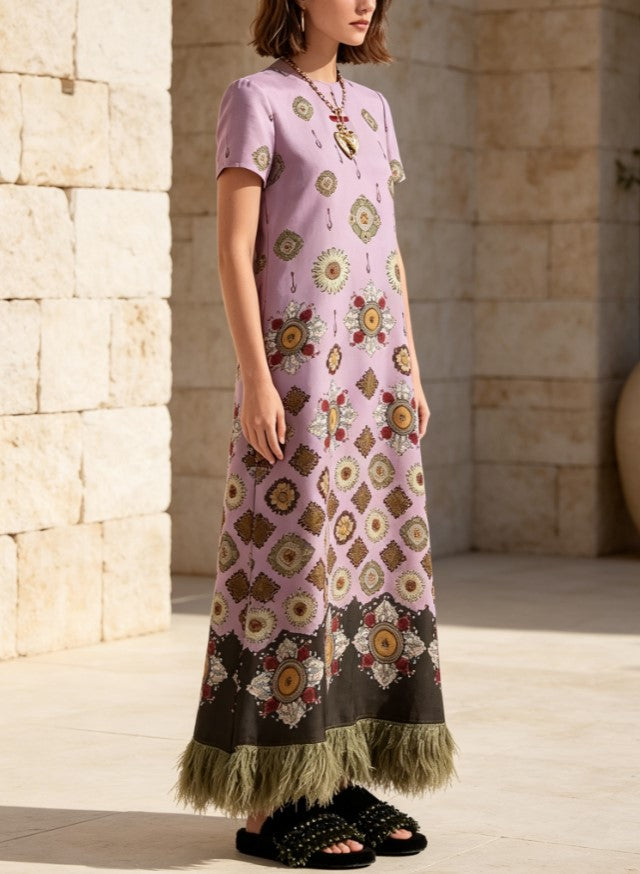 Abito lungo a tunica con stampa vintage color lavanda e orlo con frange