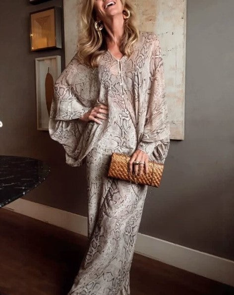 Zweiteiliges Set aus Top mit Schlangenmuster, V-Ausschnitt und Puffärmeln sowie Hose mit weitem Bein