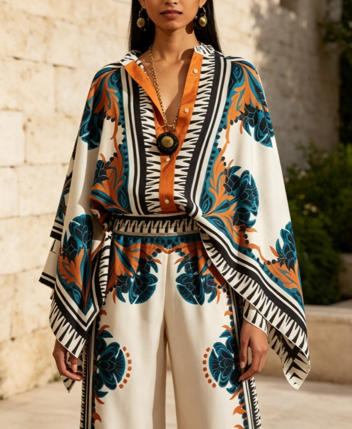 Conjunto de duas peças com top-capa de decote em V e estampado floral exótico e calças de perna larga