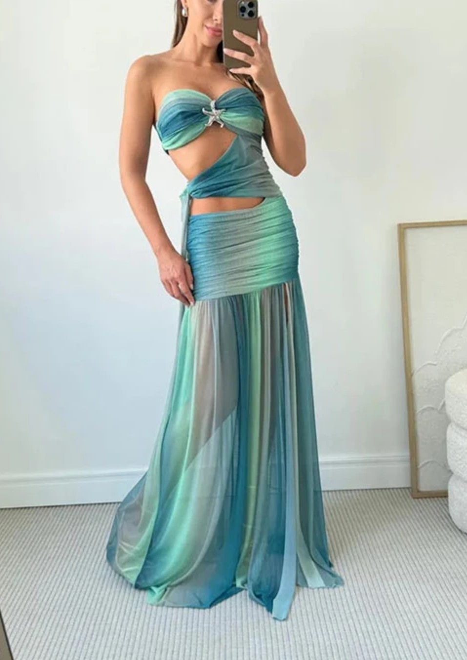 Abito lungo a sirena sfumato senza spalline, con cut-out a forma di stella marina e spacco