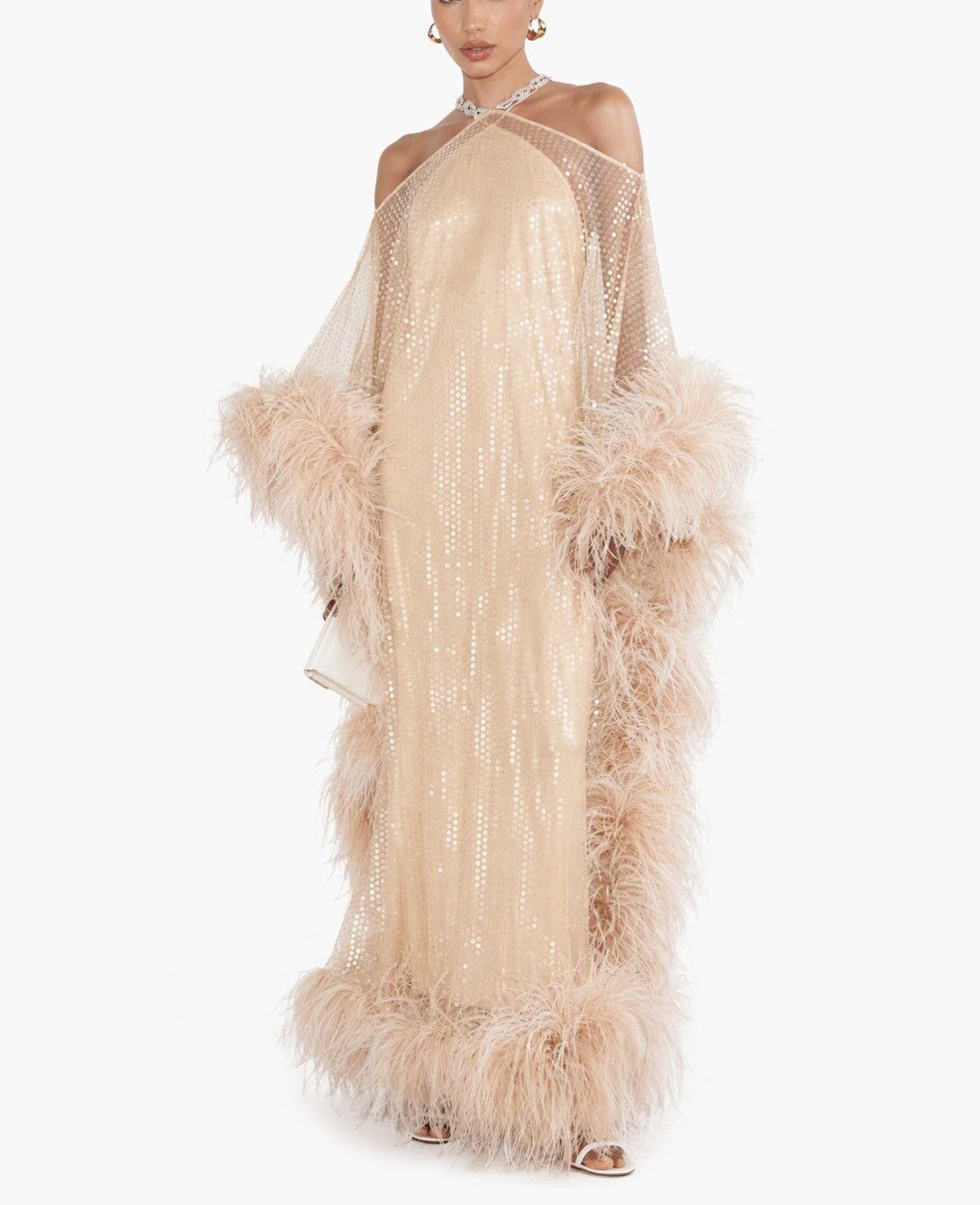 Vestido de noite maxi champagne com lantejoulas, ombros descobertos, penas e mangas compridas, de corte solto