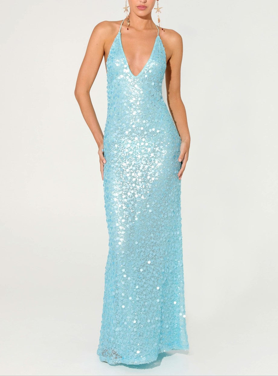 Vestido largo ajustado de sirena azul claro con lentejuelas, escote en V pronunciado y tirantes finos
