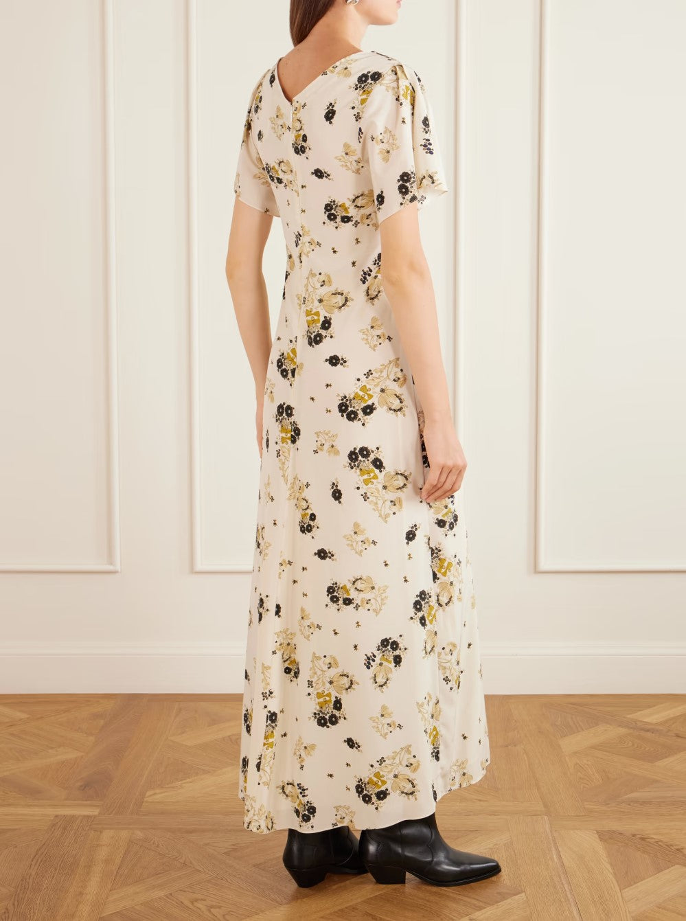 Abito midi color crema con stampa floreale vintage, scollo a V, maniche corte, taglio avvolgente e spacco