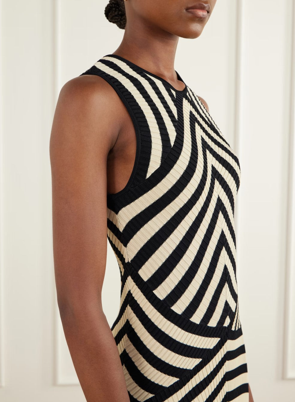 Abito midi in maglia aderente senza maniche, nero e color crema, a righe chevron e con scollo rotondo