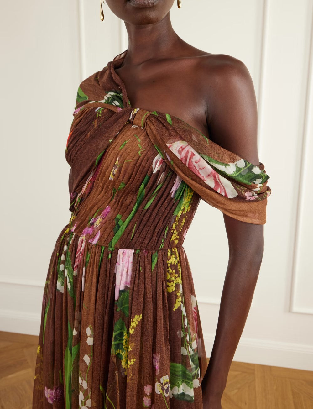 Vestido maxi castanho fluido com estampado floral vintage, um ombro à mostra e cintura torcida