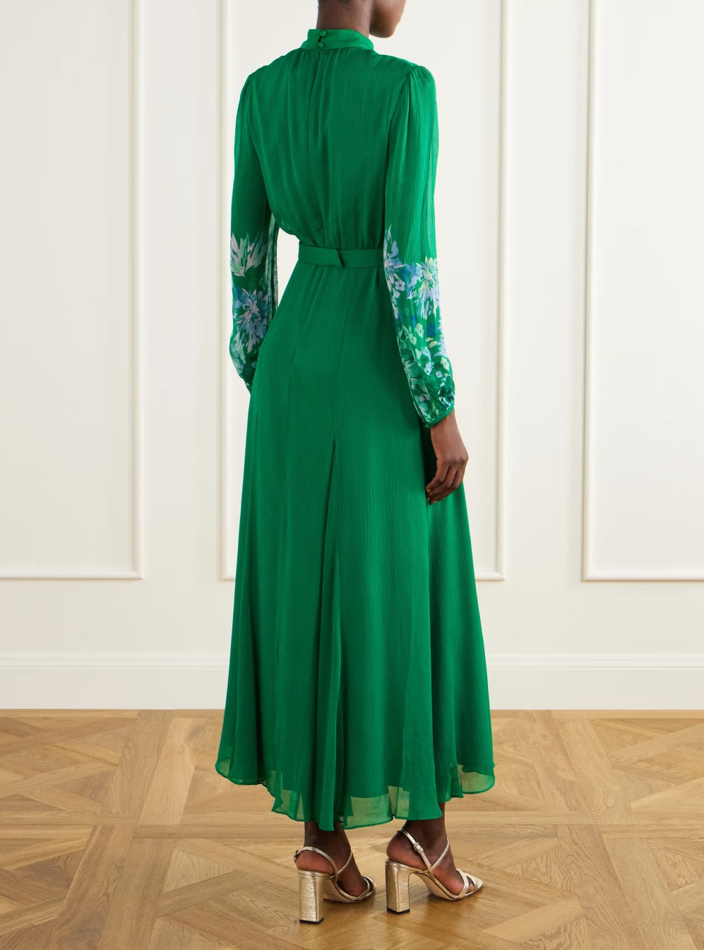 Abito midi verde fluido con collo alto, pannello floreale, maniche lunghe, cintura e spacco