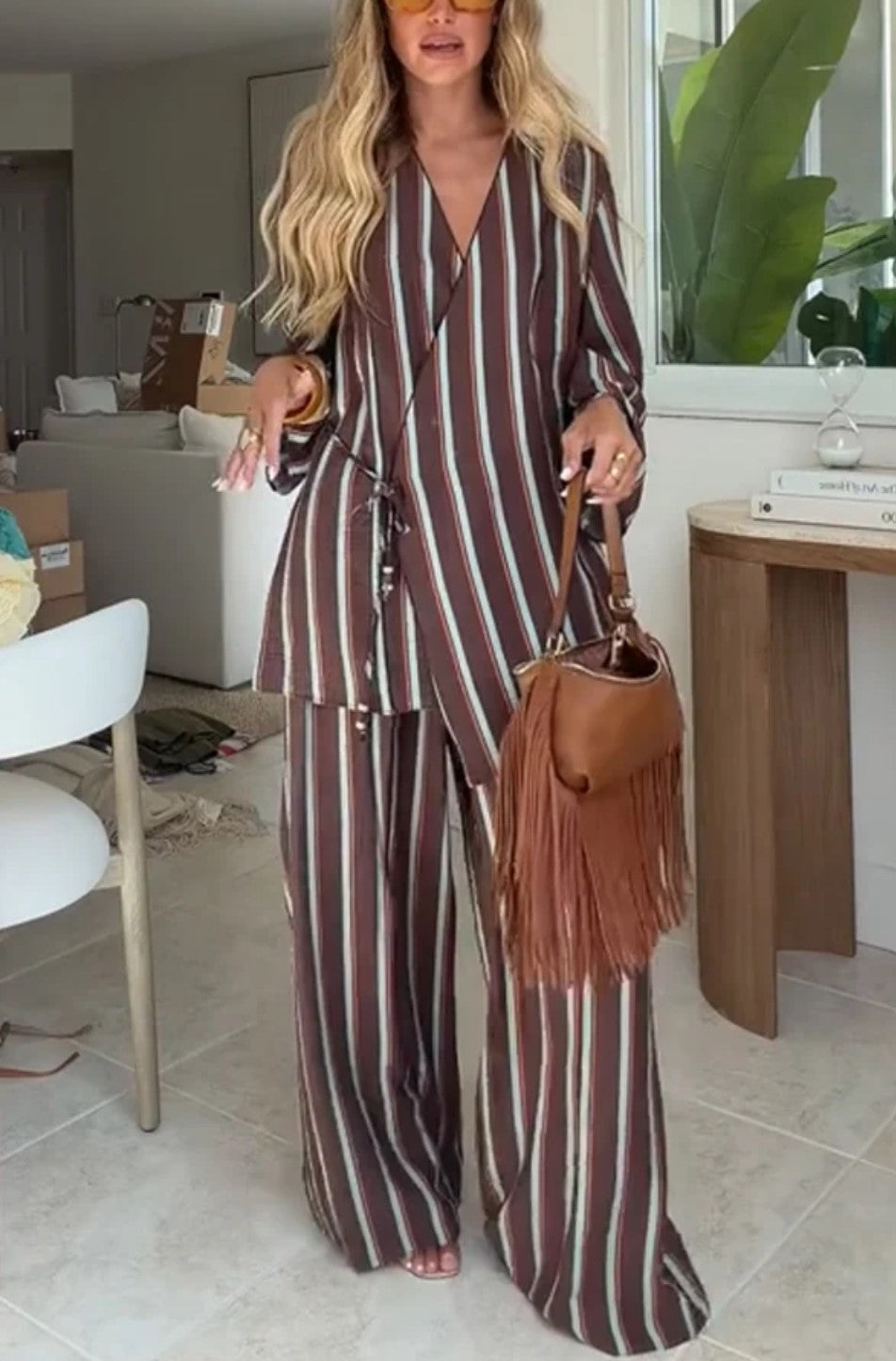 Completo due pezzi con scollo a V, nodo a portafoglio, righe, maniche lunghe e pantaloni a gamba larga