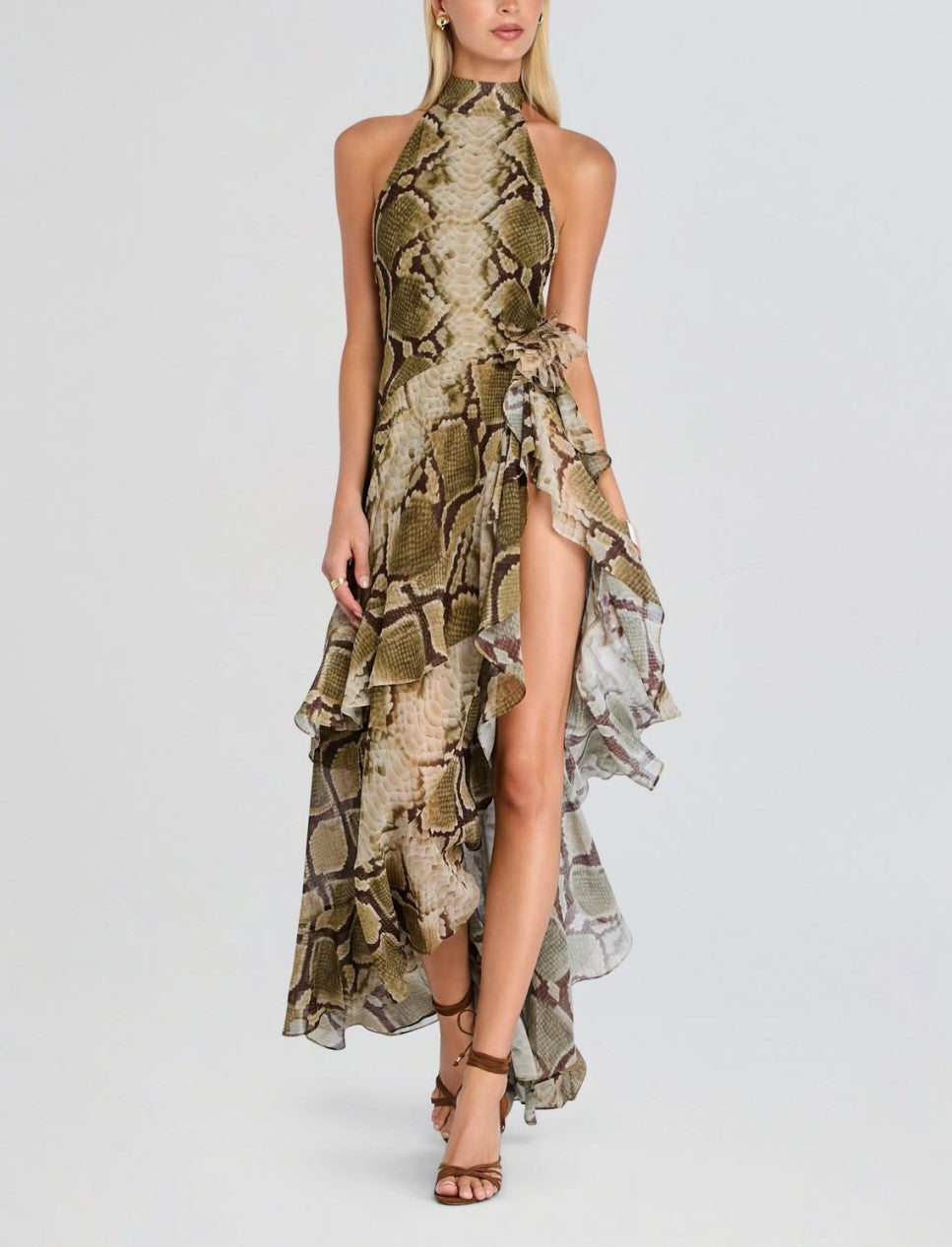 Vestido largo con cuello halter, estampado de serpiente, volantes y abertura alta