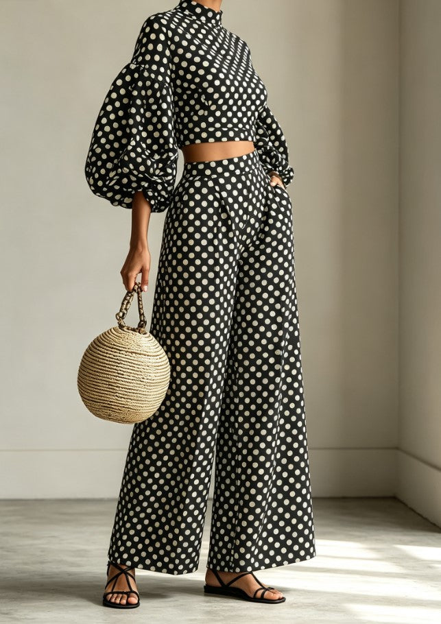 Zweiteiliges Set aus kurzem Top mit Punkten und Puffärmeln & Hose mit weitem Bein