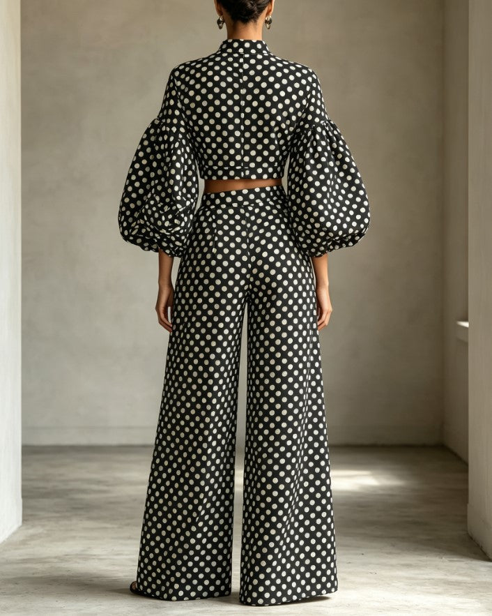 Zweiteiliges Set aus kurzem Top mit Punkten und Puffärmeln & Hose mit weitem Bein