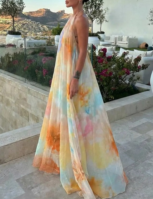 Vestido comprido fluido de chiffon com decote halter e efeito tie-dye