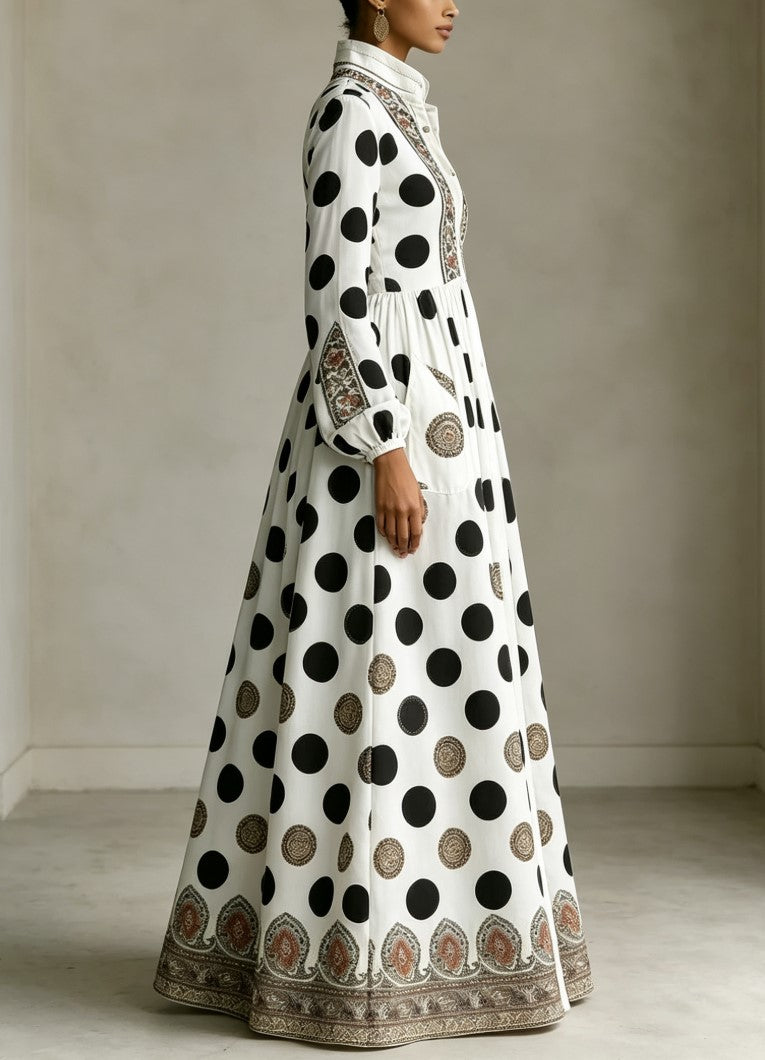 Vestido largo con lunares, cuello alto, botones delanteros y bolsillos
