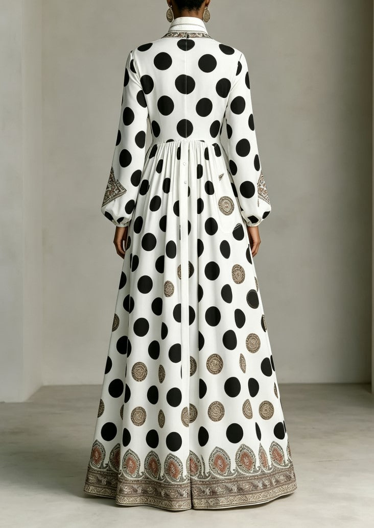Vestido largo con lunares, cuello alto, botones delanteros y bolsillos