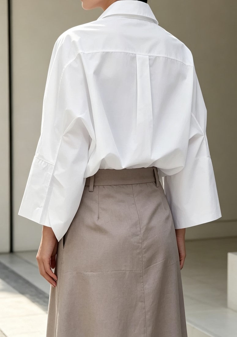 Camisa branca de mulher, oversized, com mangas morcego e botões