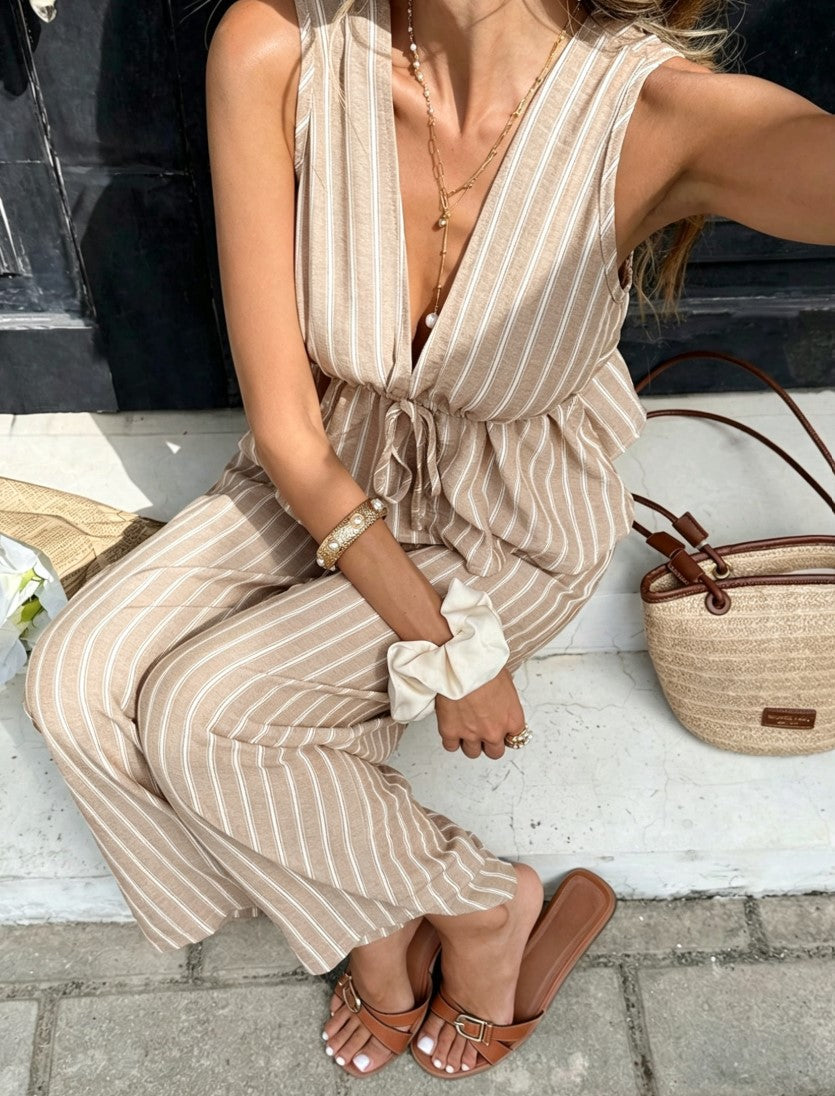 Completo a due pezzi con top senza maniche a righe, scollo a V e baschina e pantaloni a gamba larga