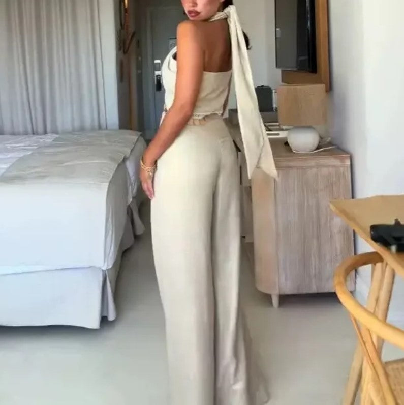 Completo a due pezzi con top corto all’americana e scollo cut-out e pantaloni a vita alta con gamba larga