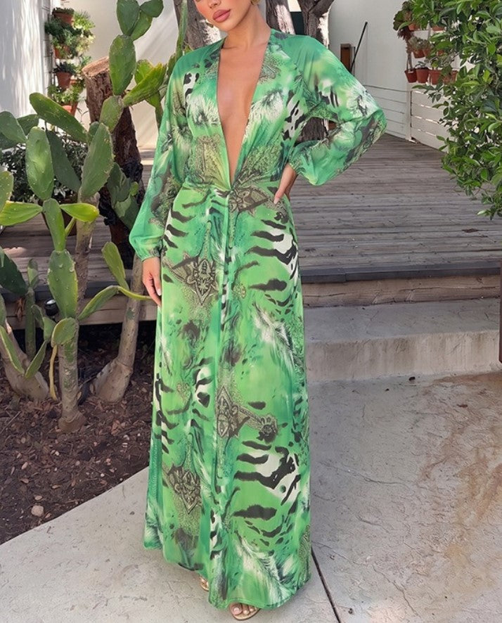 Maxikleid mit tiefem V-Ausschnitt, langen Ärmeln und Animalprint, hohem Schlitz und als Strand-Überwurf für den Urlaub