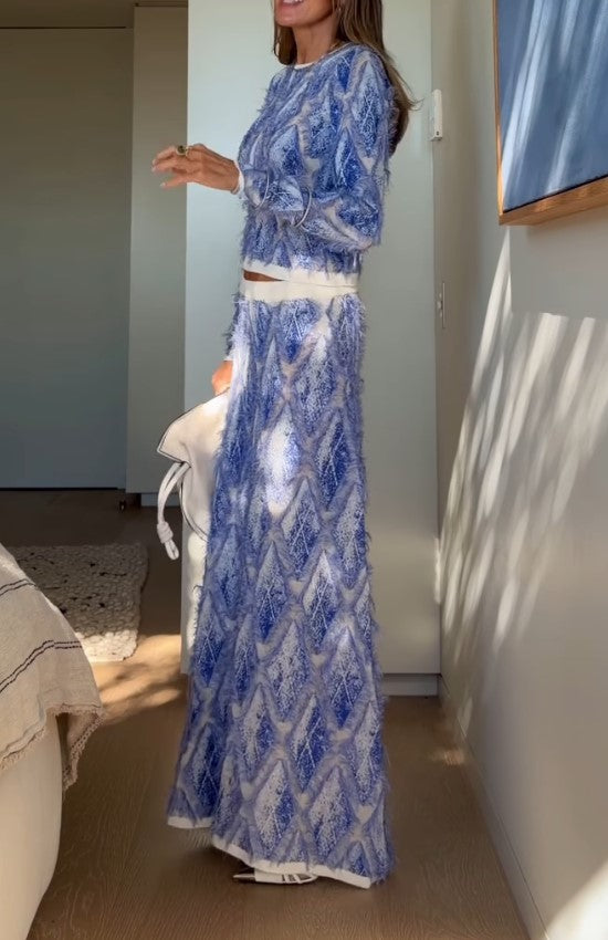 Completo coordinato blu e bianco a due pezzi, con texture e frange, composto da top a maniche lunghe e gonna maxi
