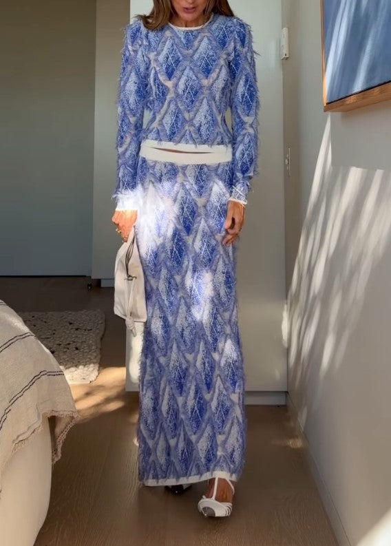 Completo coordinato blu e bianco a due pezzi, con texture e frange, composto da top a maniche lunghe e gonna maxi