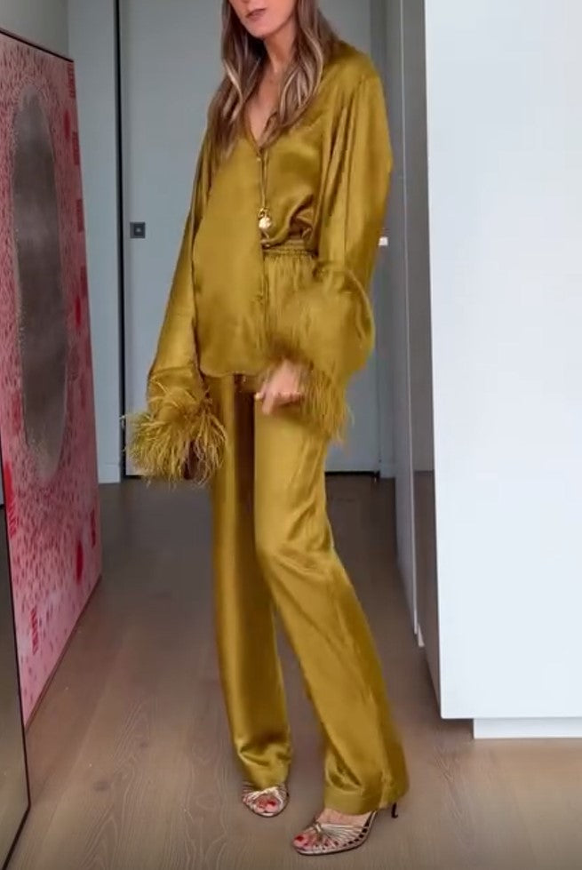Ensemble pour femme composé d'un chemisier doré en satin à col V et poignets à plumes et d'un pantalon large