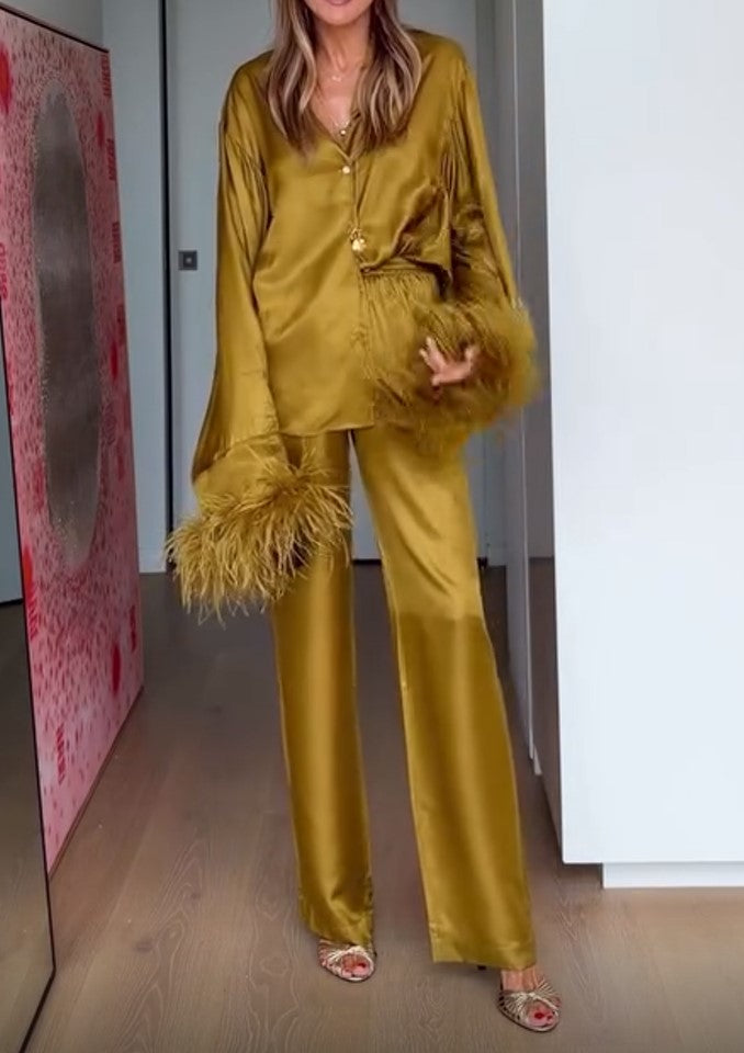 Ensemble pour femme composé d'un chemisier doré en satin à col V et poignets à plumes et d'un pantalon large