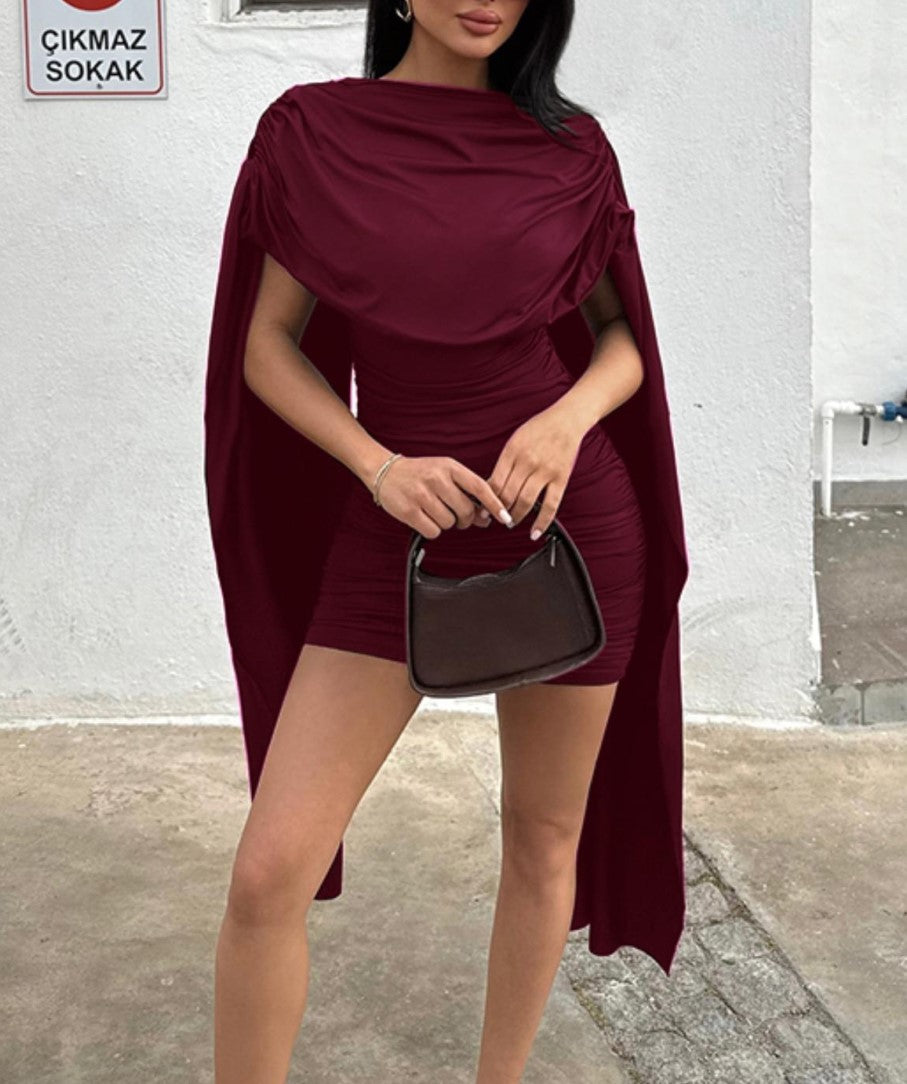 Minivestido marrón ajustado de escote drapeado y mangas tipo capa