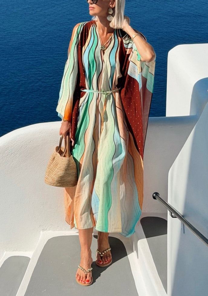 Caftan de praia colorido, com padrão de riscas onduladas, decote em V, mangas morcego e cinto