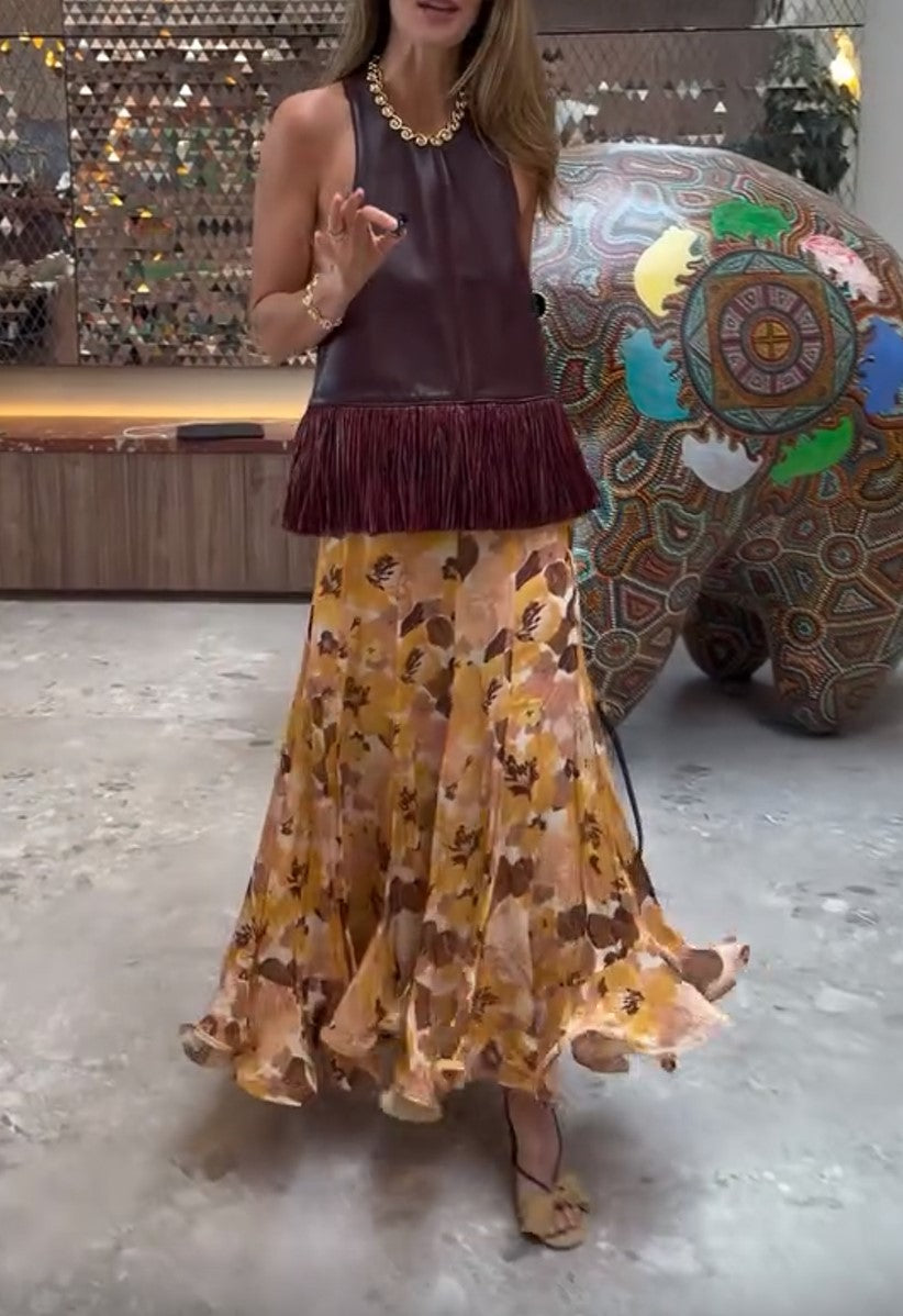Zweiteiliges Outfit mit Tanktop aus bordeauxrotem Kunstleder mit Fransen und gelbem Midirock mit Blumenprint