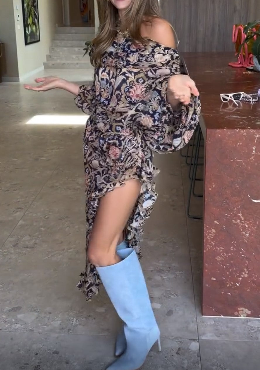 Vestido largo vintage con estampado floral, hombros descubiertos, volantes, corte asimétrico y abertura
